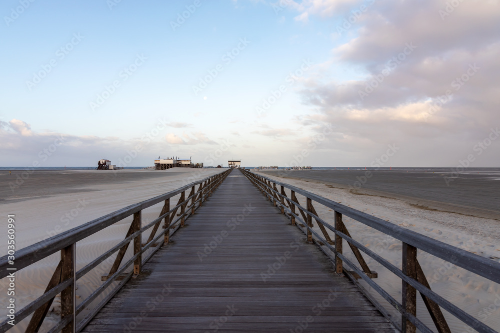 Strandbrücke und Pfahlbau mit Sandverwehungen in Sankt Peter-Ording, Nordsee, Deutschland
