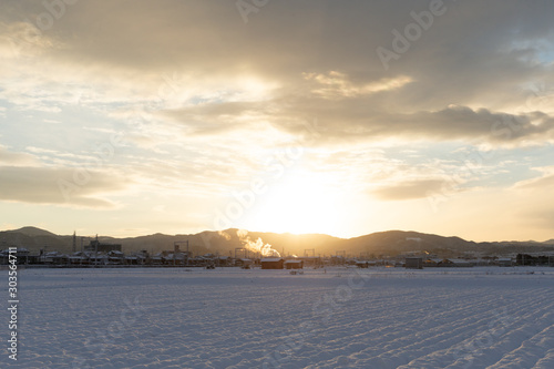 田園の日の出　雪景色 © to.ot