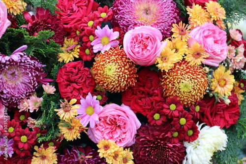 Trauerkranz mit bunten Blumen im Herbst nach Beerdigung  photo
