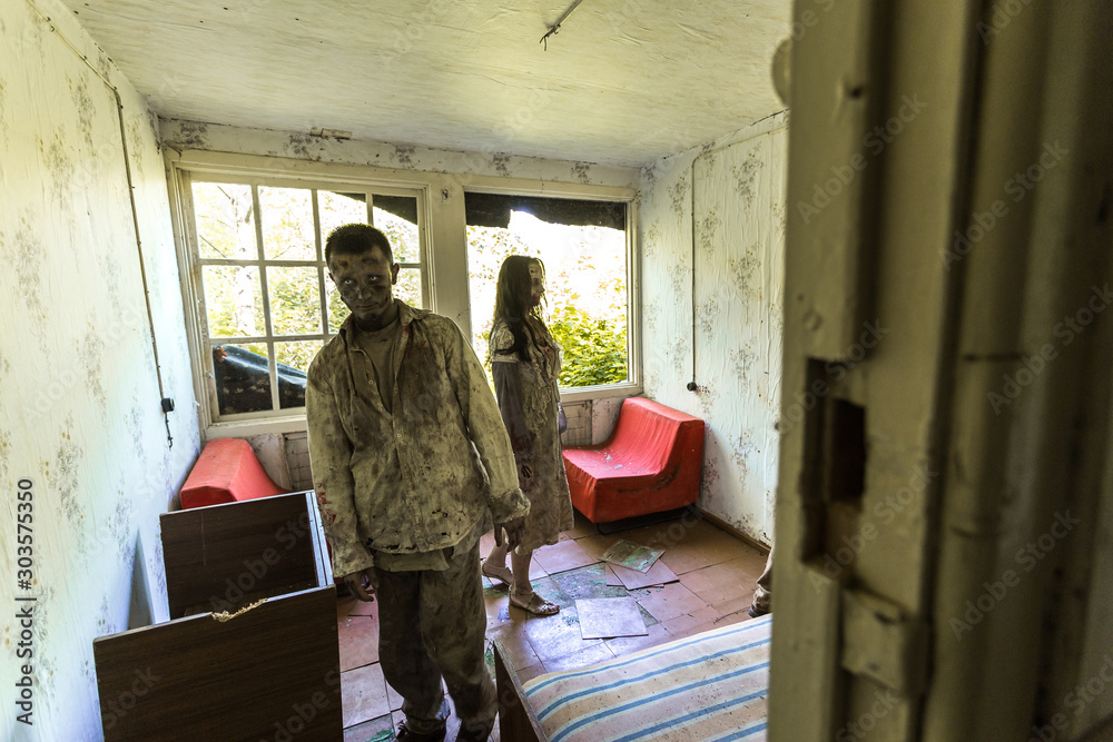 Fotografie Zombies come into an abandoned house