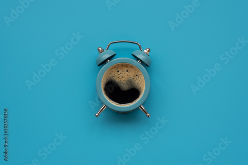 Fotografia Alarm clock as coffee cup on blue background