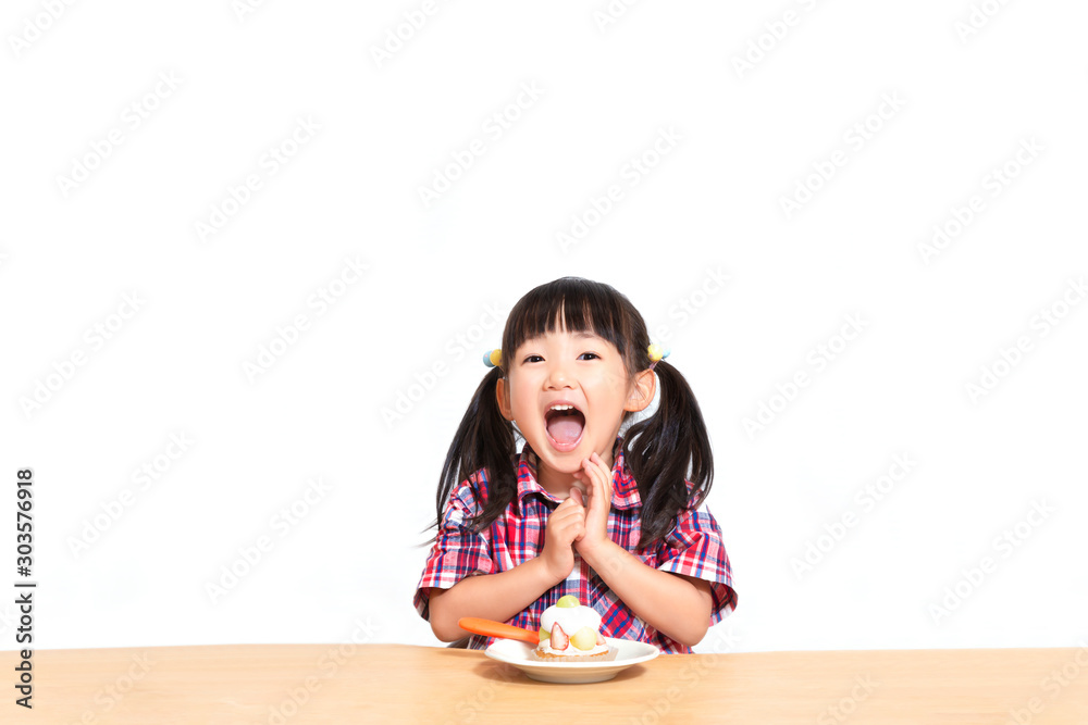 Φωτογραφία 白背景でおやつのケーキを食べる前に「頂きます」をする幼い女の子。躾、マナー、行儀、幸せイメージ