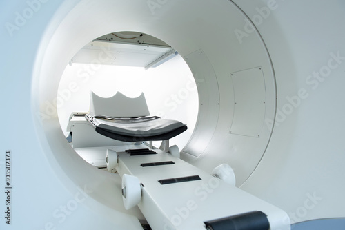 Blick auf Untersuchungsliege der Gammakamera, Funktionsuntersuchung von Organen mit Hilfe der Nuklearmedizin photo