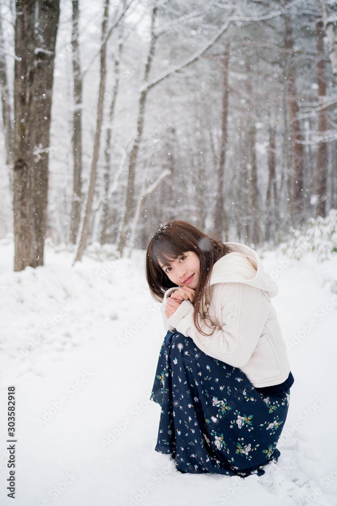 雪と女性 雪と女性