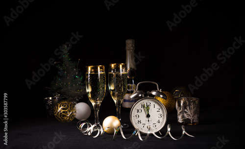 New Year's motives - clock, glasses and confetti
