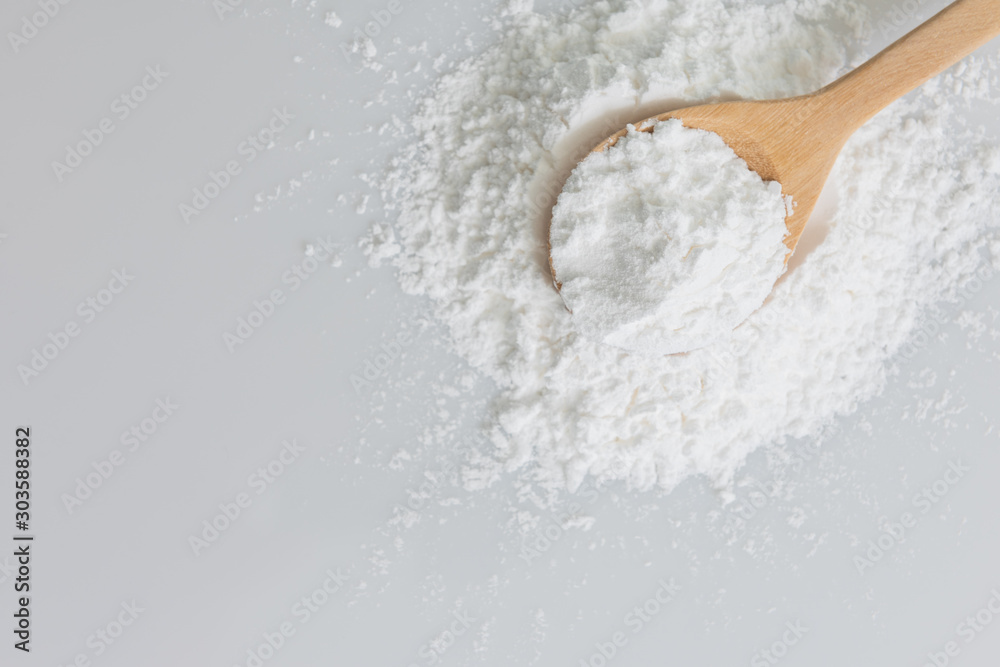 Φωτογραφία Close-up of tapioca starch or flour powder in wooden spoon with wooden backgroun