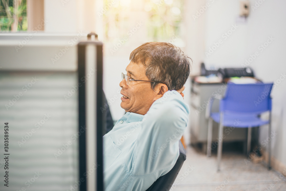 Obraz premium Office workers feel relaxed after the job is done.