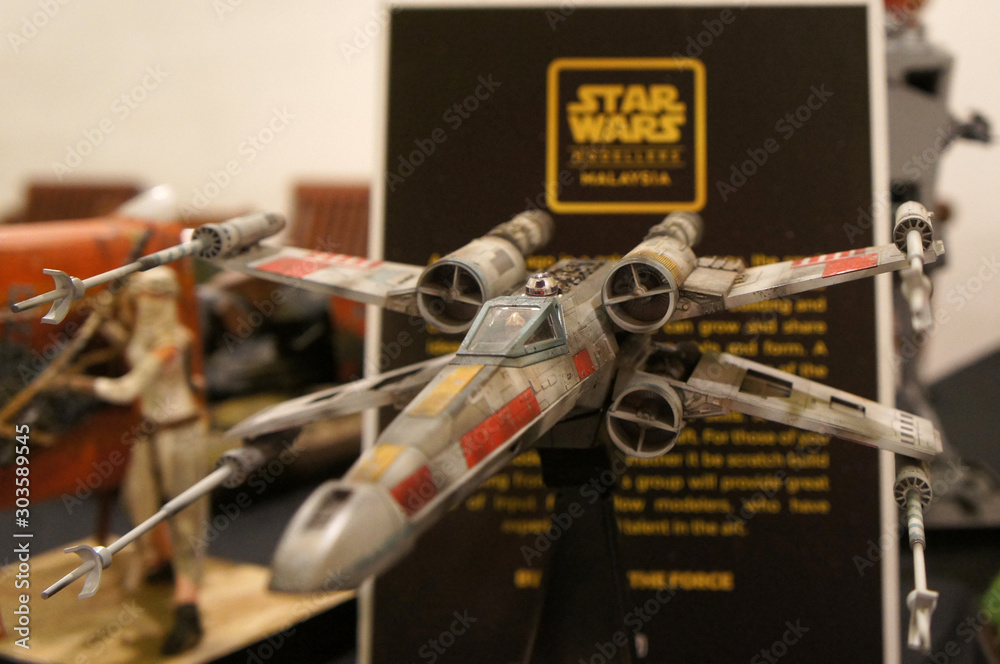 Foto de KUALA LUMPUR, MALAYSIA - APRIl 27, 2019: Model of X-Wing ...