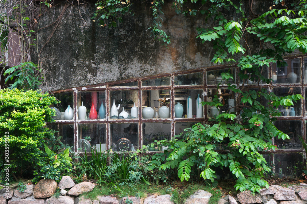 Φωτογραφία Jugs in shopwindow in Dafen Oil Painting Village in Shenzhen, China