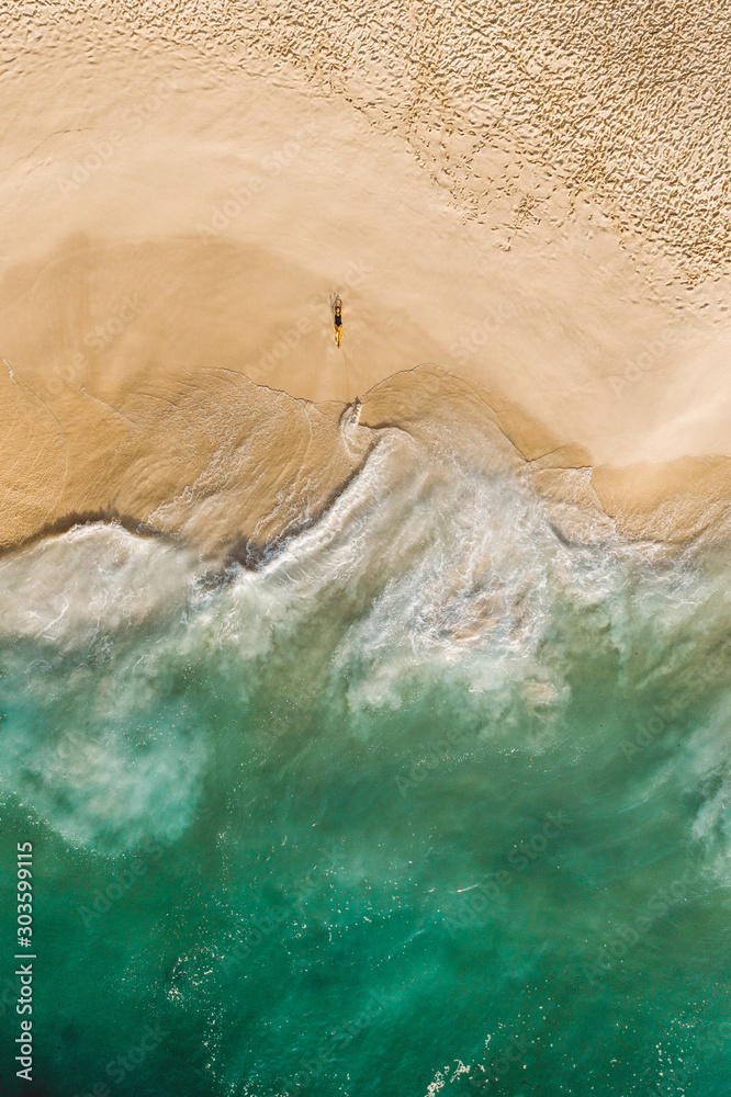 Φωτογραφία Fantastic drone view green ocean golden beach with a girl Kelingking Beach Nusa