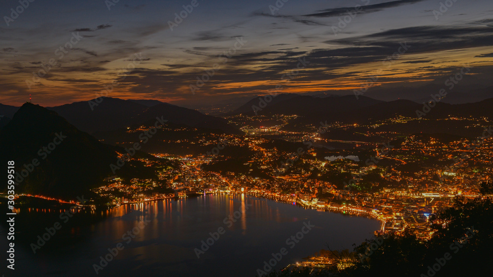 panoramica della città dall'alto di notte, con le luci accese 