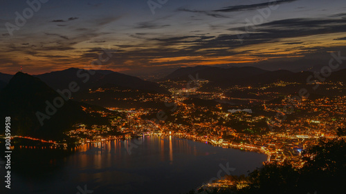 panoramica della città dall'alto di notte, con le luci accese 