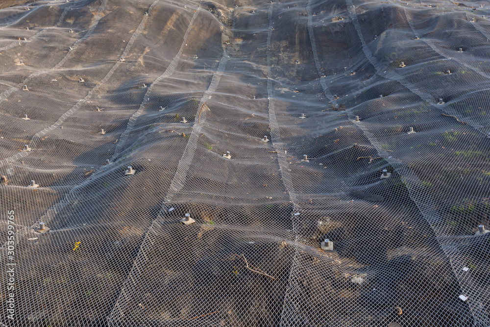 Ταπετσαρία reinforcement of the shore with a metal mesh, reinforced reinforcement