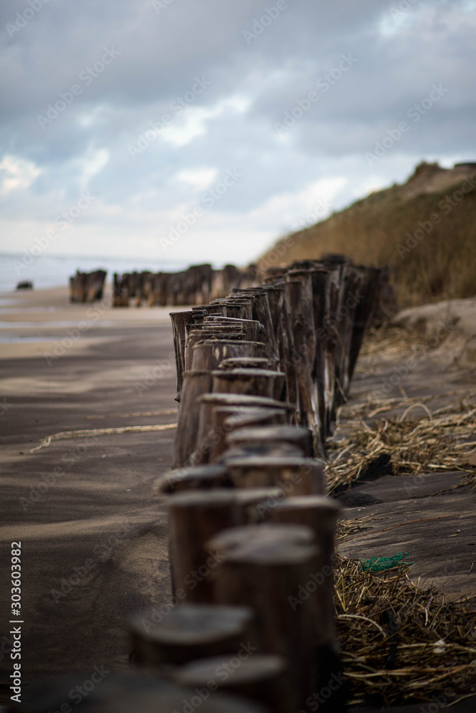 Plage de Montalivet avec poteaux en bois devant la dune