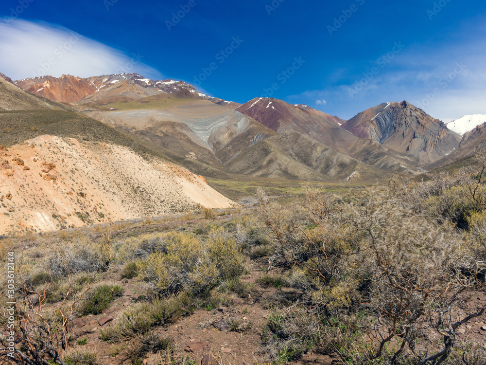 84/5000 Road from Argentina to Chile through the Andes mountain range, Mountain landscape