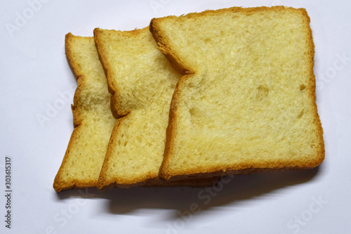 sliced ​​wheat bread with white back