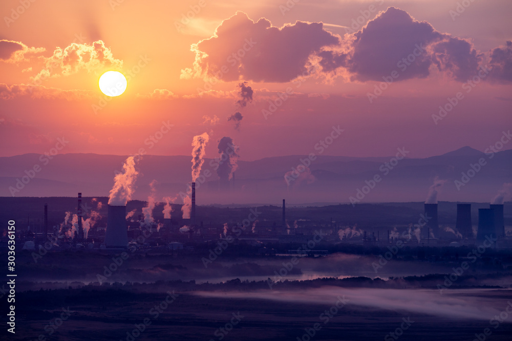 Chemiewerk Litvinov im Sonnenaufgang