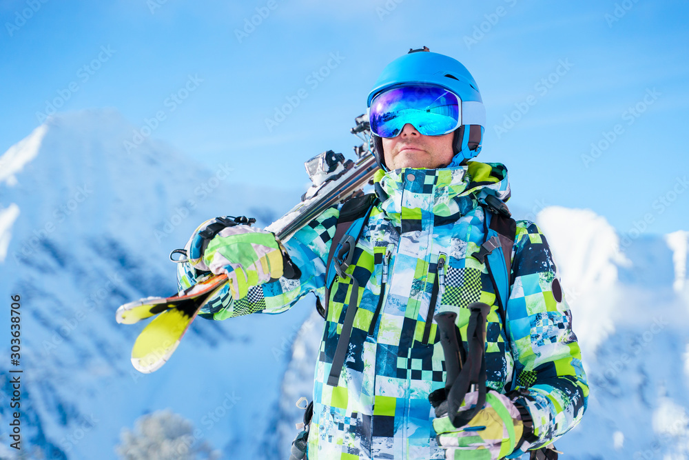 Φωτογραφία Photo of sports man in helmet and mountain skis against background of mountains