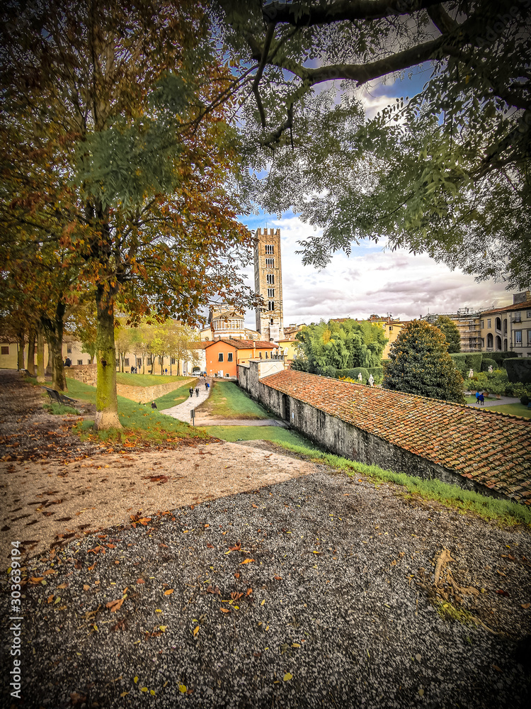 Fototapeta premium The magic of the autumn in Lucca