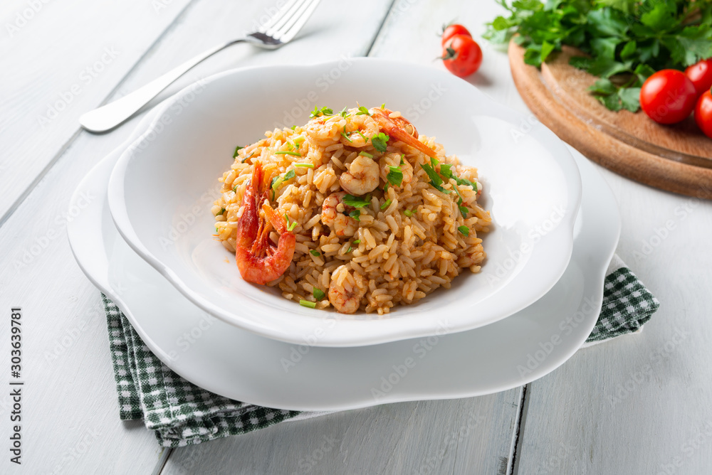 Risotto con gamberetti e prezzemolo, cucina mediterranea Risotto con gamberetti e prezzemolo, cucina mediterranea