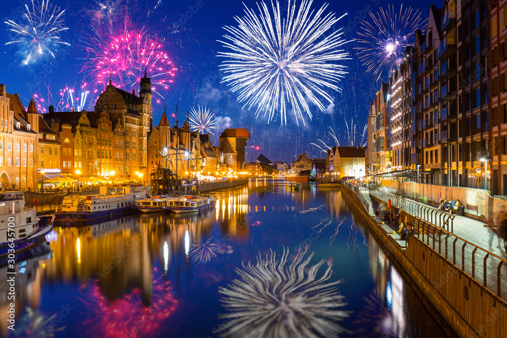 Naklejka premium Fireworks display over the old town in Gdansk, Poland