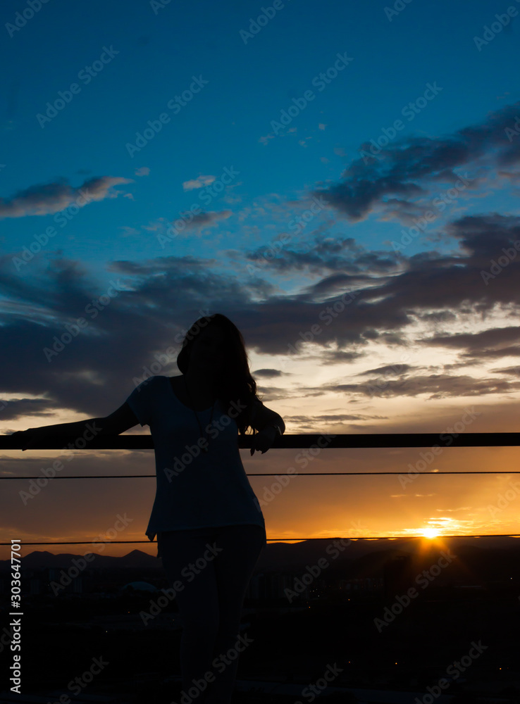 Fototapeta premium Silueta humana sobre crepusculo atardecer
