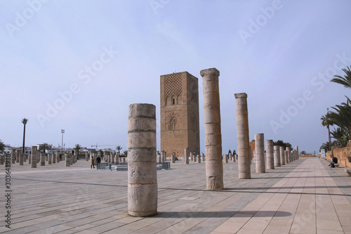 Maroc, les colones de volubilis sur l'esplanade de la tour hassan photo