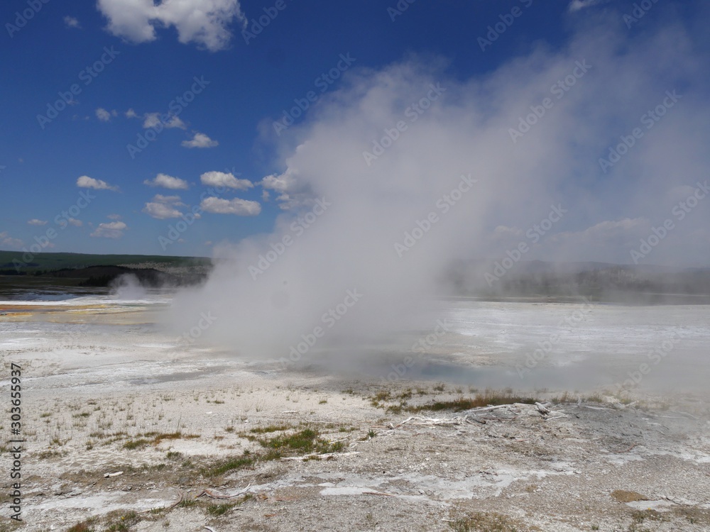 Obraz premium Breathtaking view of Clepsydra Geyser at the Lower Geyser Basin, Yellowstone National Park.