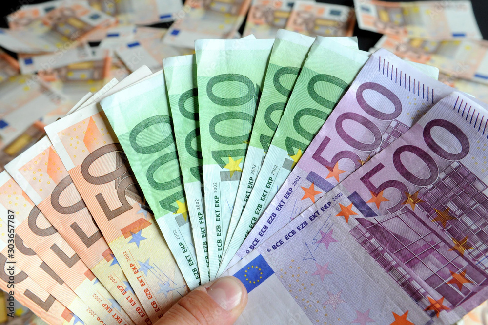 soldi euro banconote varie da 500, 200, 100,50 - denaro e ricchezza 