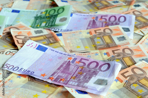soldi euro banconote varie da 500, 200, 100,50 - denaro e ricchezza  photo