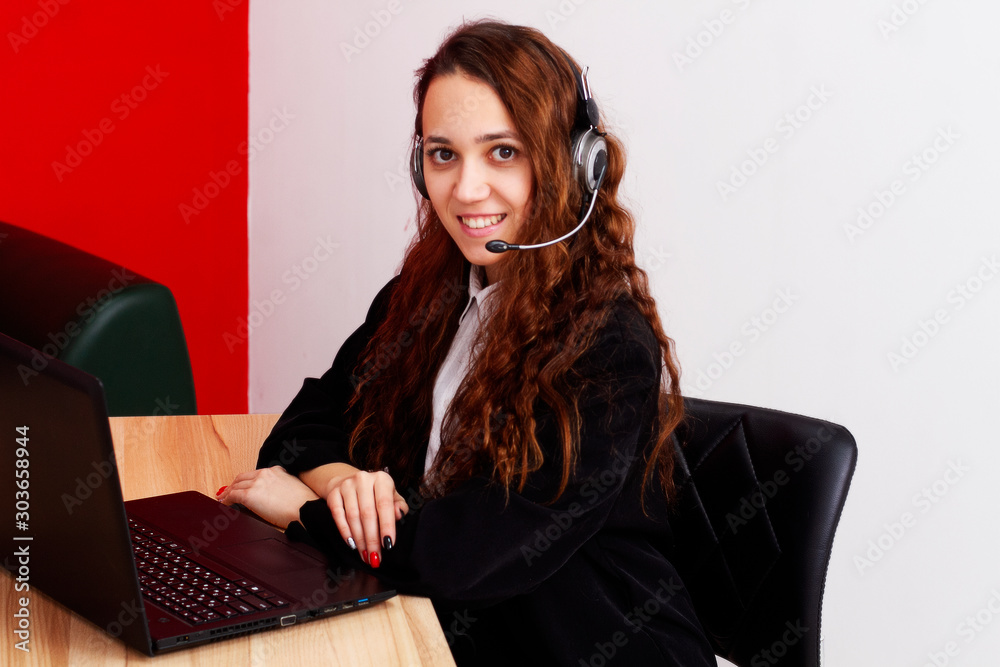 Φωτογραφία Portrait of a young woman employee of a call center of a real estate agency