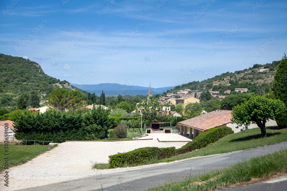 Φωτογραφία Church and buildings in village of  Saint-Sauveur-de-Cruzières, Ardeche, southern France