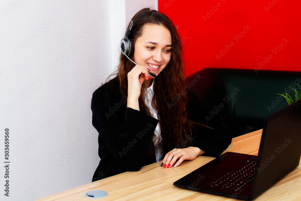 Φωτογραφία Closeup sales manager portrait at the computer and in headphones closeup in the office