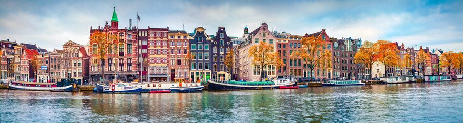 Stickers Amsterdam Herfstpanorama van Amsterdamse grachten  © Andrew Mayovskyy