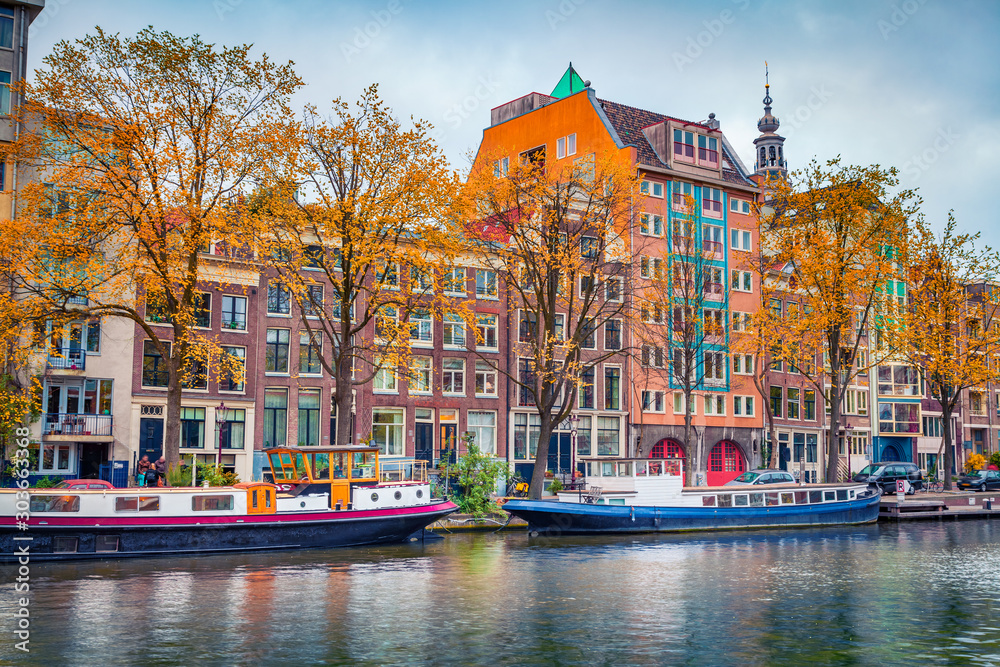 Ταπετσαρία Picturesque autumn scene of Amsterdam city