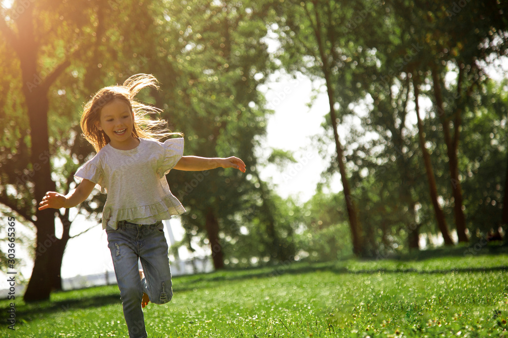 Ταπετσαρία full length shot of happy girl running in the park alone