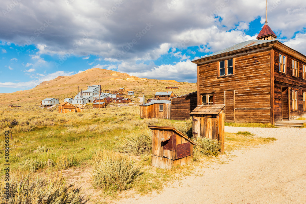 Φωτογραφία View towards Stamp Mill in the Ghost town of Bodie California USA