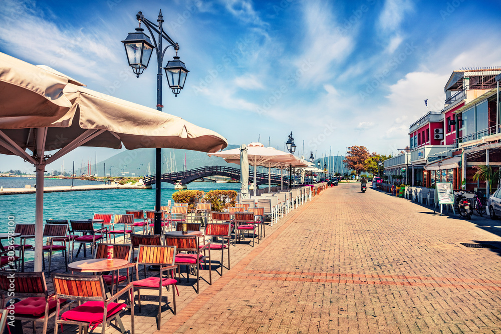 Fototapeta 3D Piękna uliczka grecka z widokiem na morze. 