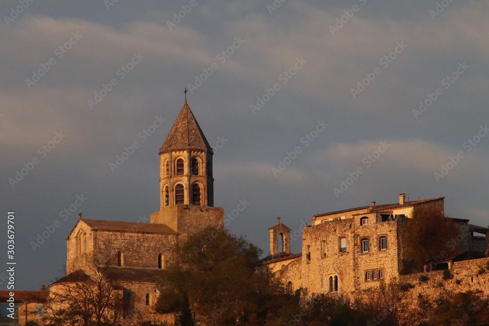 La Garde Adhémar - Village typique de la Drôme provençale vu depuis la route en contrebas au soleil couchant