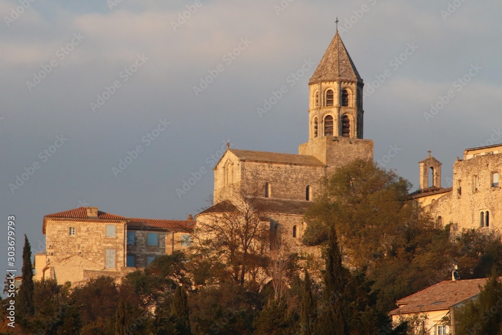 La Garde Adhémar - Village typique de la Drôme provençale vu depuis la route en contrebas au soleil couchant