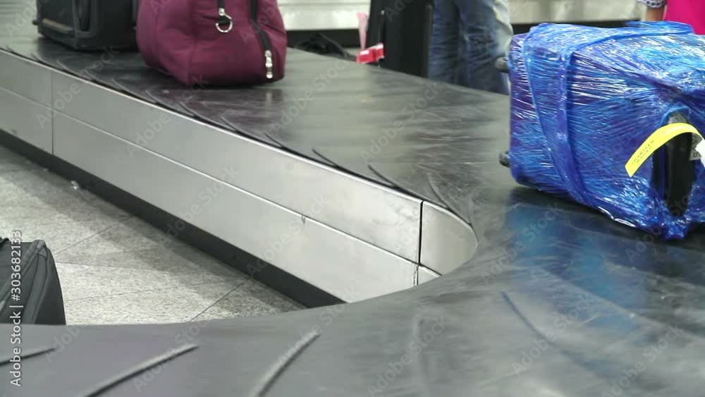 Vídeo do Stock Baggage Claim in the Arrival Hall. Baggage claim area