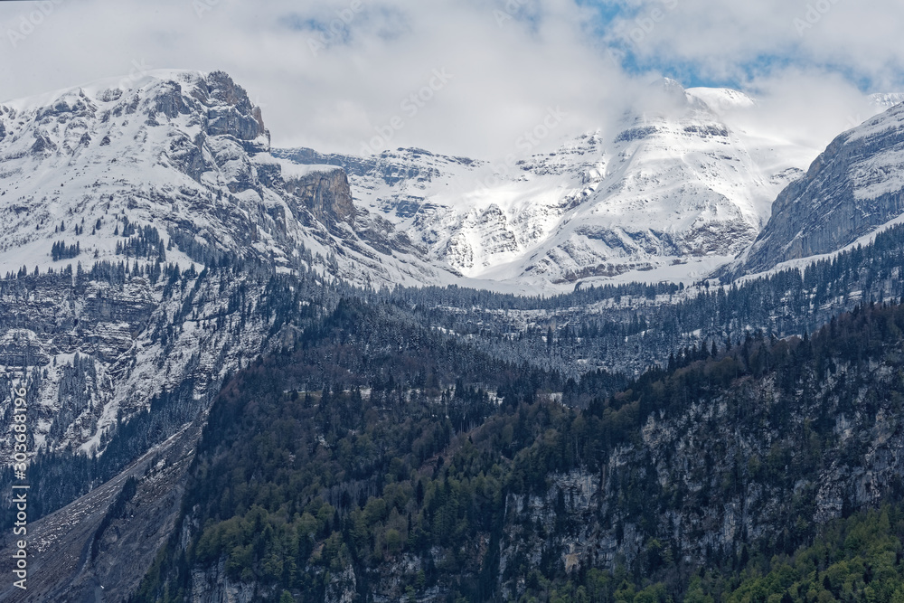 Brienzの街から見たアルプスの山　スイス