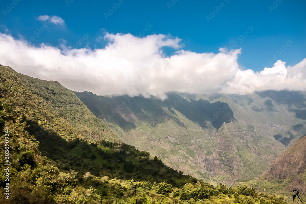 Montagne Volcanique nuageux ile de la Réunion
