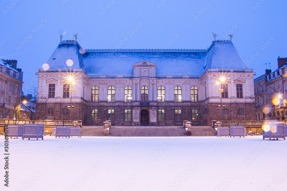 Fototapeta premium Parlement de Bretagne sous la neige