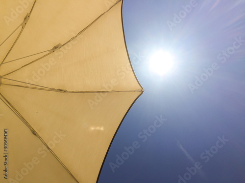 Al sole sotto l ombrellone in spiaggia
