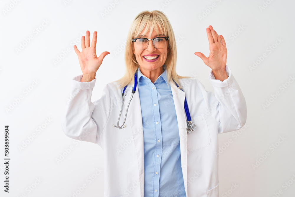 Φωτογραφία Middle age doctor woman wearing glasses and stethoscope over isolated white background showing and pointing up with fingers number ten while smiling confident and happy