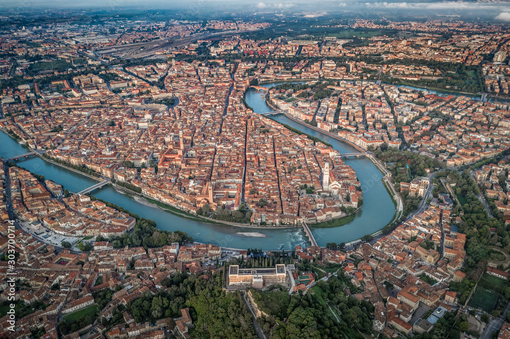 Φωτογραφία Aerial drone shot view of city of Verona with adige river around