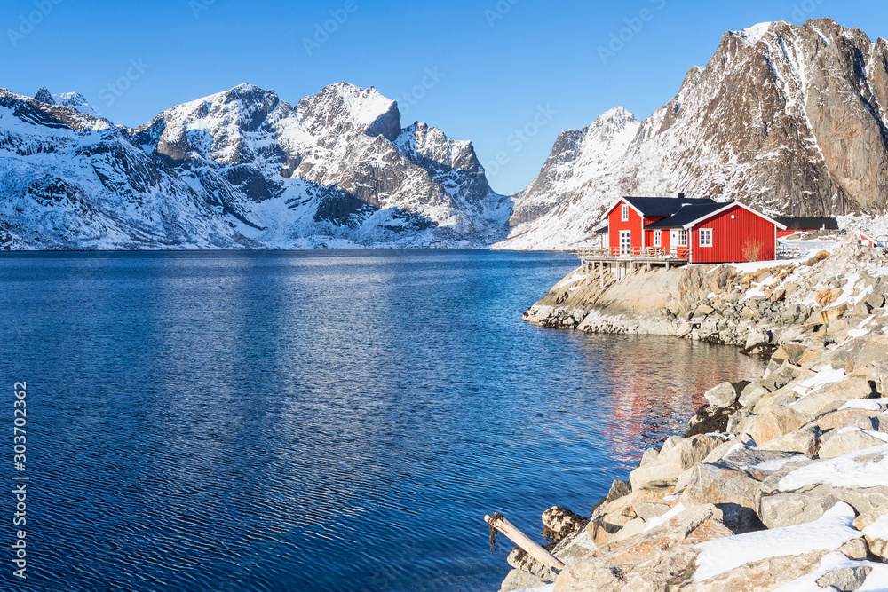 Φωτογραφία Red Fisherman house in front of a snow covered mountain range on Lofoten islands