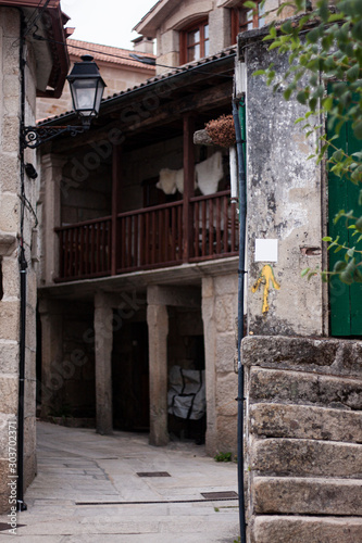 Calle de pueblo rural de Galicia