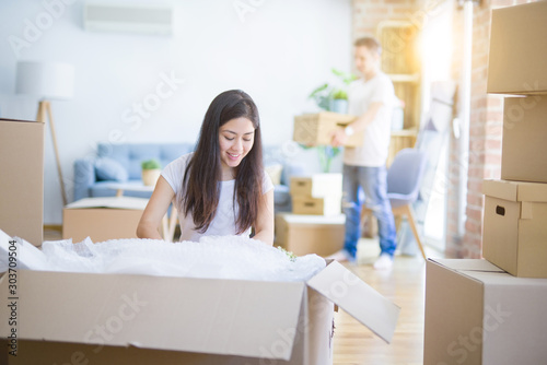Young beautiful couple open cardboard boxes to order new home © Krakenimages.com